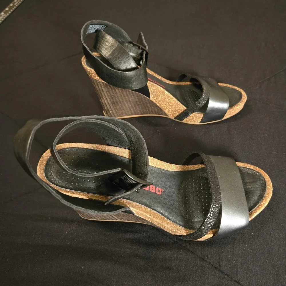 Tsubo Sandals Womens Size 8 Black Leather Strappy Ankle Strap Wedge Heel Comfort